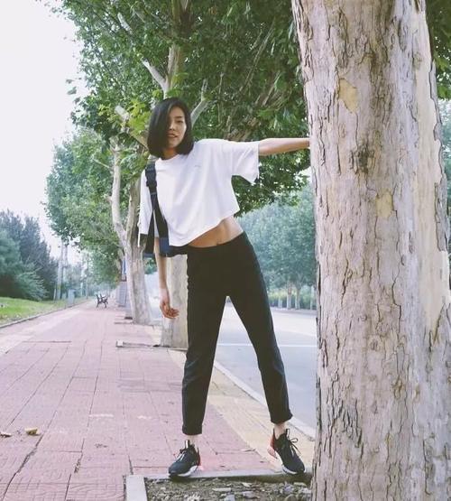 刘雯腰这么细，穿裤子不系皮带会掉吧？网友：看了她腰都觉得自卑