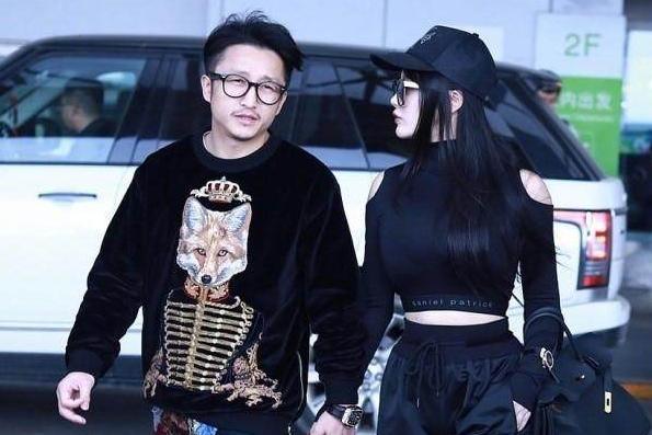 冉莹颖为炫腰勒这么紧, 衣服都快撑“爆”了, 难怪邹市明一脸无奈