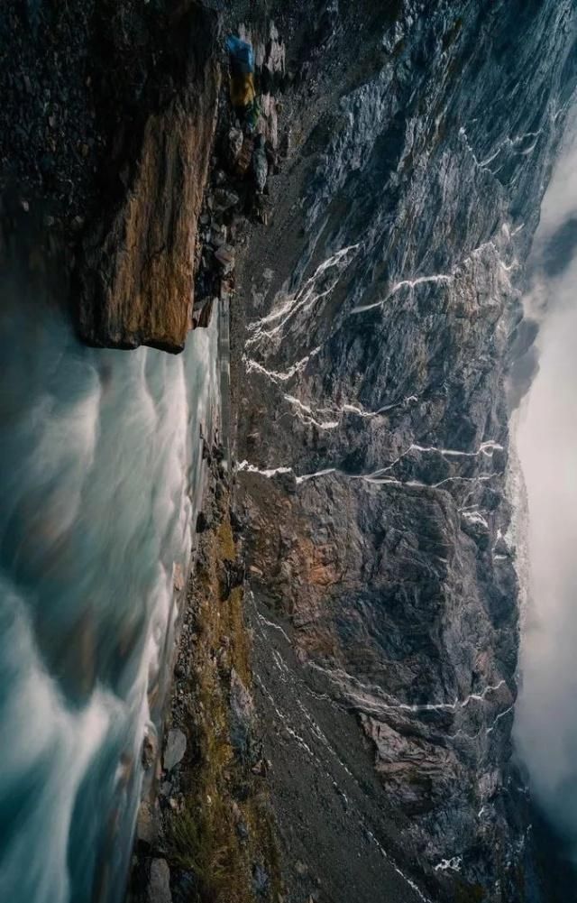 天堂向左，雨崩向右。不去天堂，就去雨崩