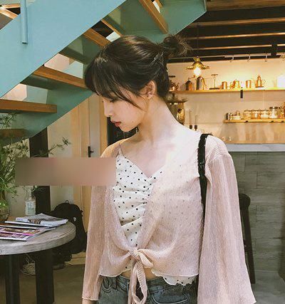 潮人都默契的这样扎发，很有街拍灵感的发型！