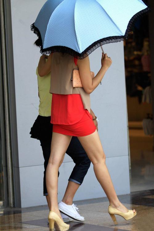 街拍：粉红色紧身短裙靓丽美女，洁白笔直的双腿让人无比着迷