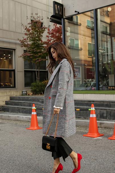 高跟鞋勾勒出娇俏灵动的美足，是职场OL必备的女神鞋品