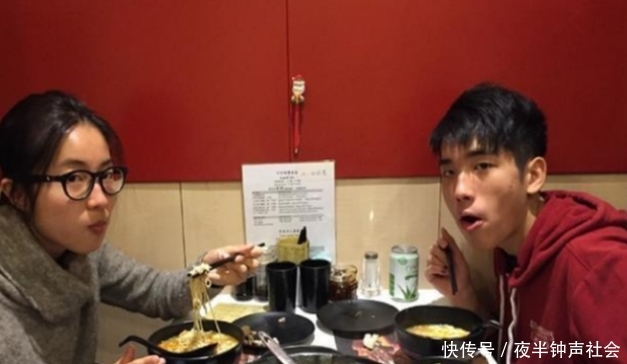 【如今】71岁梁小龙容颜苍老,妻子却年轻漂亮,女儿如今比父亲还牛