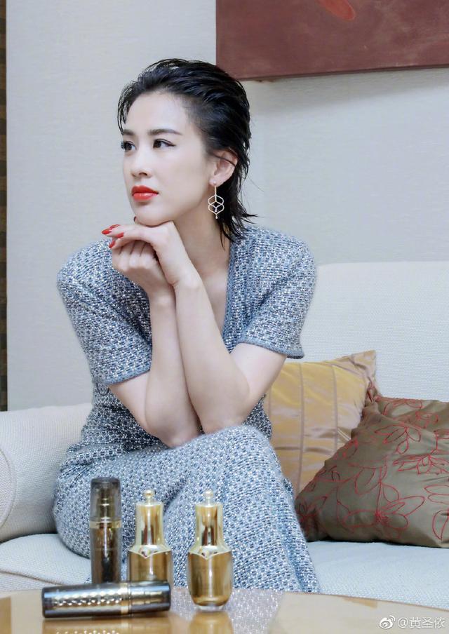 黄圣依身穿紧身连衣裙现身，惊现微凸小腹，网友：这是吃胖了？