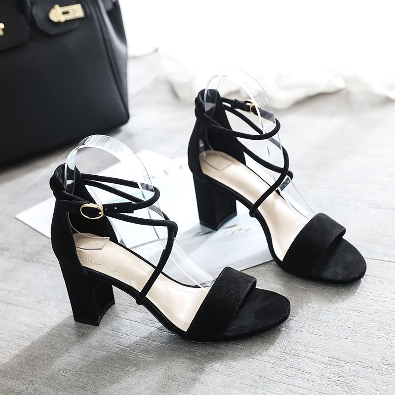 穿一双绑带鞋,细绳缠绕于足间,裸露出三寸金莲,让玉足绽放魅力