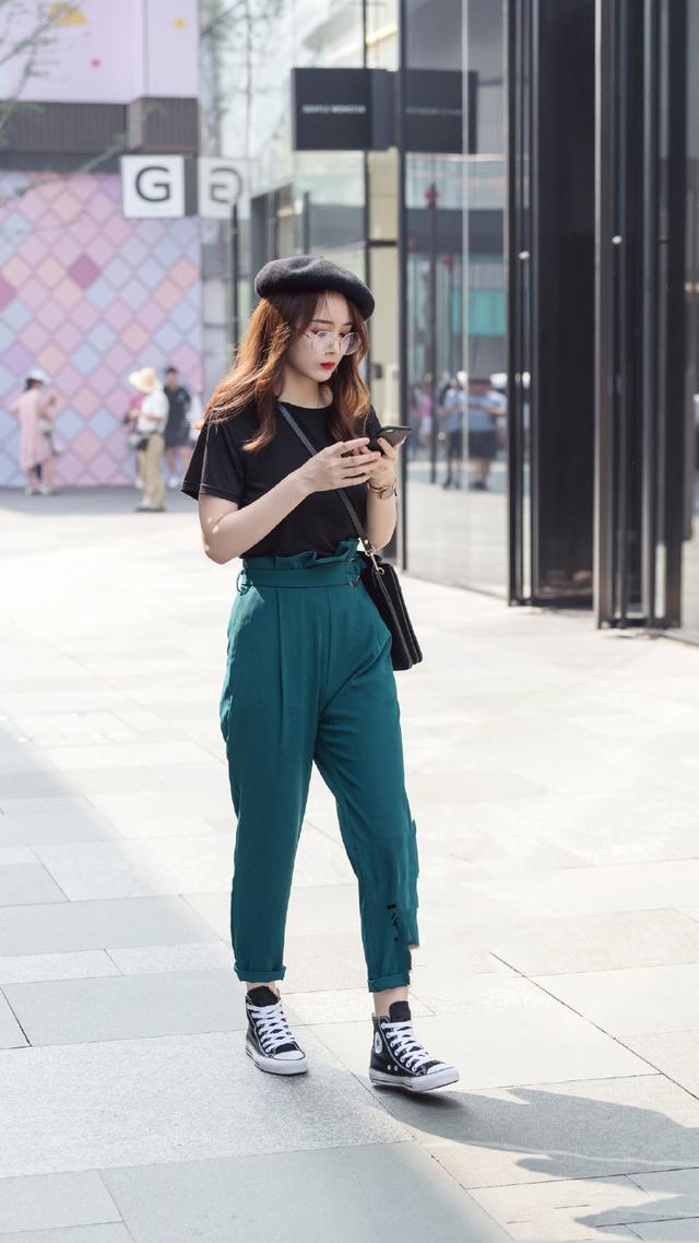 街拍：美女们风姿卓越，搭配优雅，女人味十足