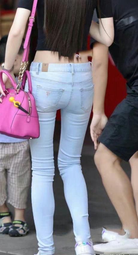 美丽的牛仔裤的简单穿搭,使美丽的小姐姐到哪都是焦点!