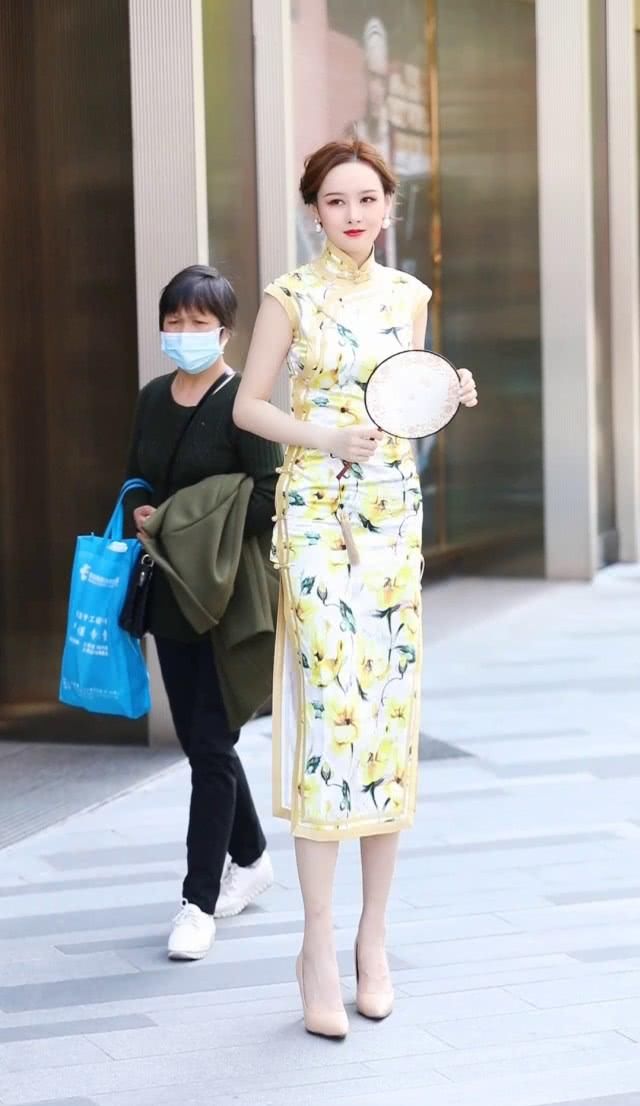 『含蓄』成熟气质的女性首先，一袭旗袍，凸显女性的含蓄之美