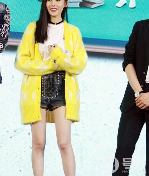 张天爱真是绝了，竟用铆钉凸显裤子的“蜘蛛网”，一般人学不来