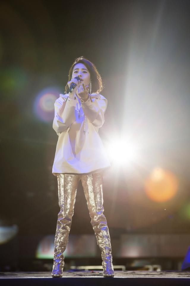 蔡依林是怎么走上台的,全身只穿了一双过膝长靴,网友:真会玩!