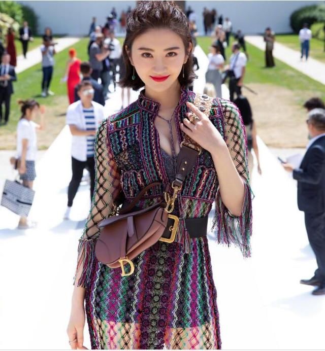 景甜的“帘子裙”真是惊喜不断，上身有料下身凉快，抢镜的过分啊