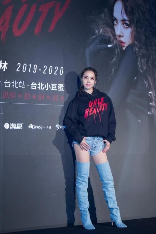 渔网袜■热裤短到腿根，靴子能当裤子，火辣造型太吸睛，蔡依林也太“妖”
