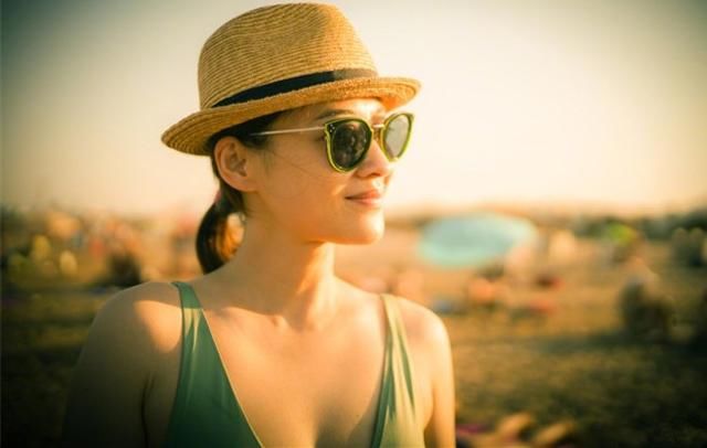 43岁梅婷现身某活动，穿黑色长裙淡露事业线，简直比23岁那年还美