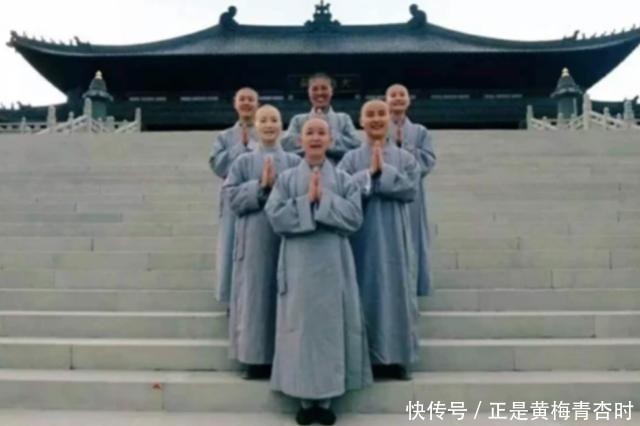 这个寺庙只有30个僧人,每个都是高材生,本科生是最低学历