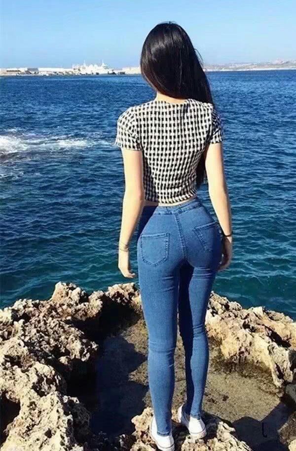 懂得怎样爱自己，学会搭配牛仔裤彰显高挑，美女一颦一笑撩人心怀