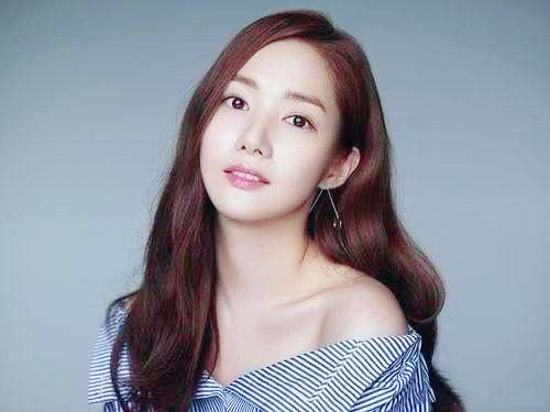 变化:年轻时去“隆鼻”的妹子,老了后容貌有啥变化现在知道还不晚