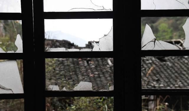 失落深山的汞矿遗址，曾经城里姑娘想嫁这里，小伙做梦都想进工厂