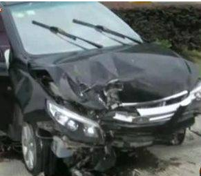 在他回复完女友发来的“有你真好”后,车子撞上了路边的路灯,网