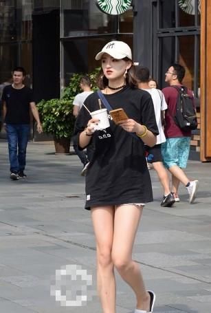  『小姐姐』路人街拍，小姐姐头戴墨镜发型微卷，整体给人感觉真有型