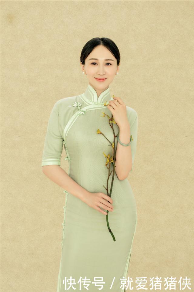 「 贵人」旗袍配貂优雅又奢华,美成了画中人!,“愉贵人”终于高调了一回