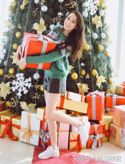 热巴穿“污染短裤”秀腿，意外被鼻子抢镜，是打了1斤玻尿酸？