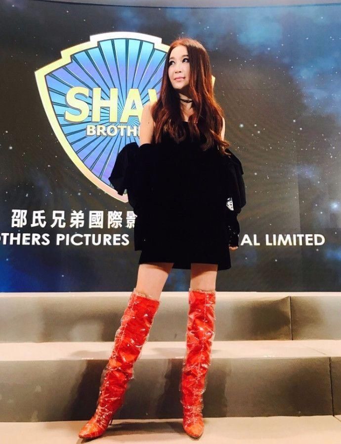 温碧霞几十年来穿漏肩装，披肩长发!网友:我眼睛都看累了!