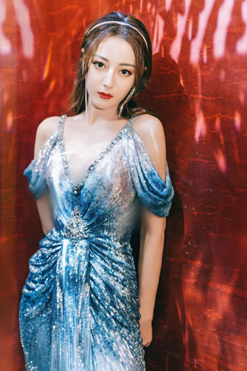 美爆：当她穿星空裙扭腰时，凹出S弧度美爆了，热巴终于正视自己的身材
