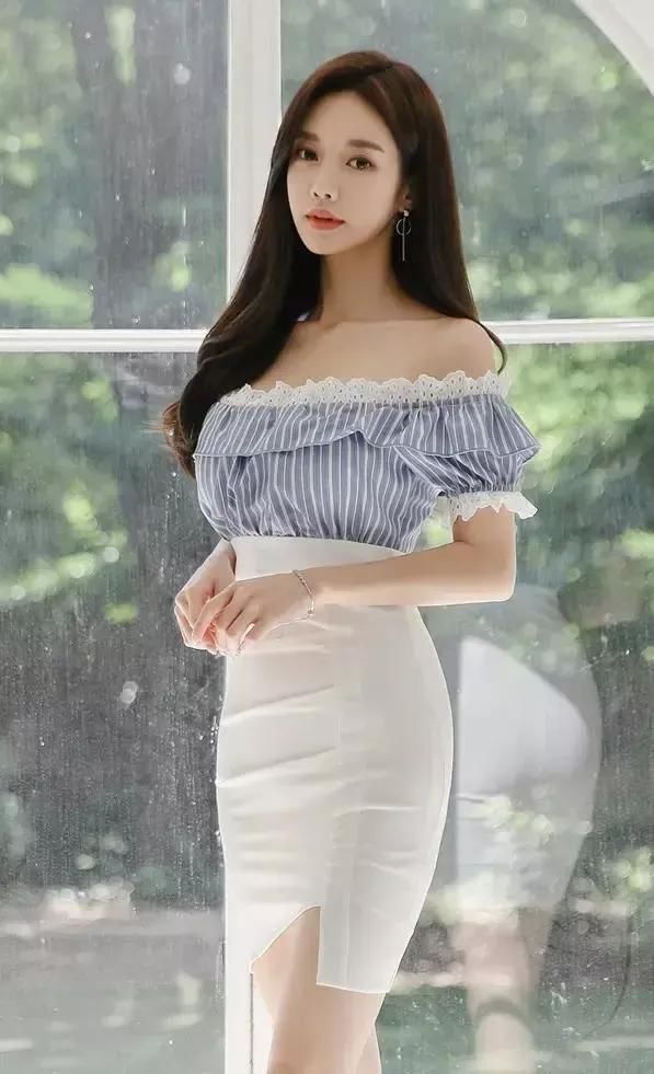  美女■包臀裙美女慵懒不乏女人味，给人眼前一亮的感觉