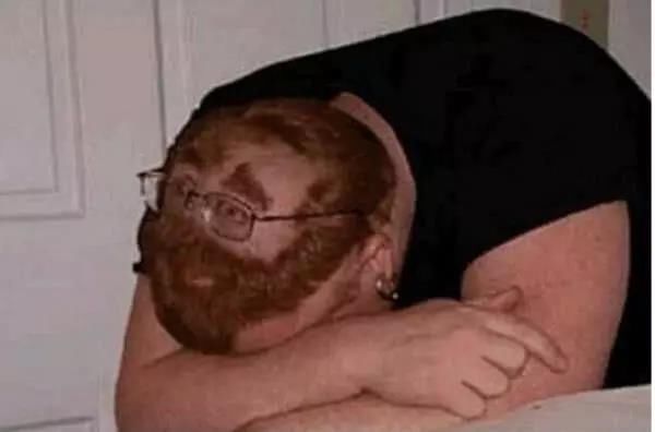 让你“惊掉下巴”的奇葩发型:图一成足球场,最后一个真的绝了