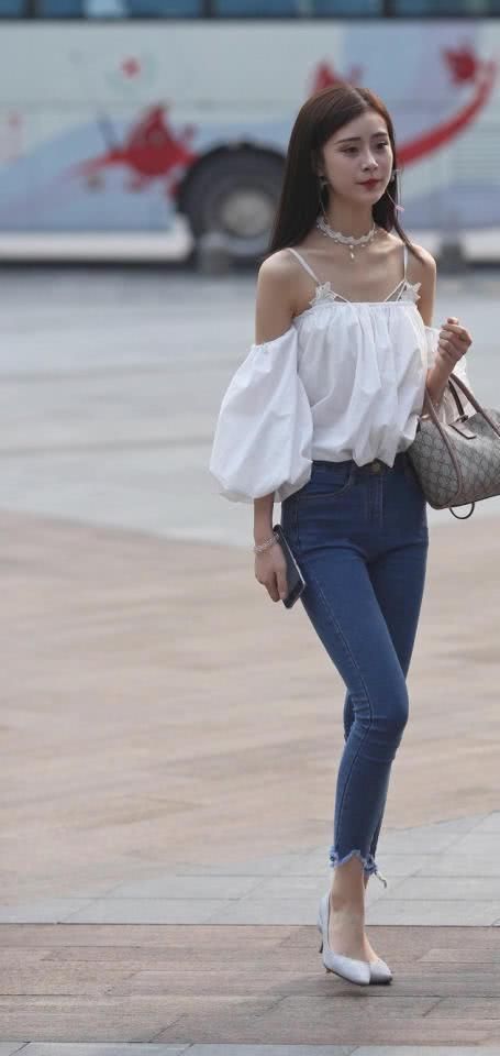 街拍：气质小姐姐紧身牛仔裤展现迷人大长腿，曼妙的身材很有看点