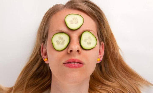 女人想消除眼袋，这四种食物就能去除，从此摆脱昂贵化妆品！