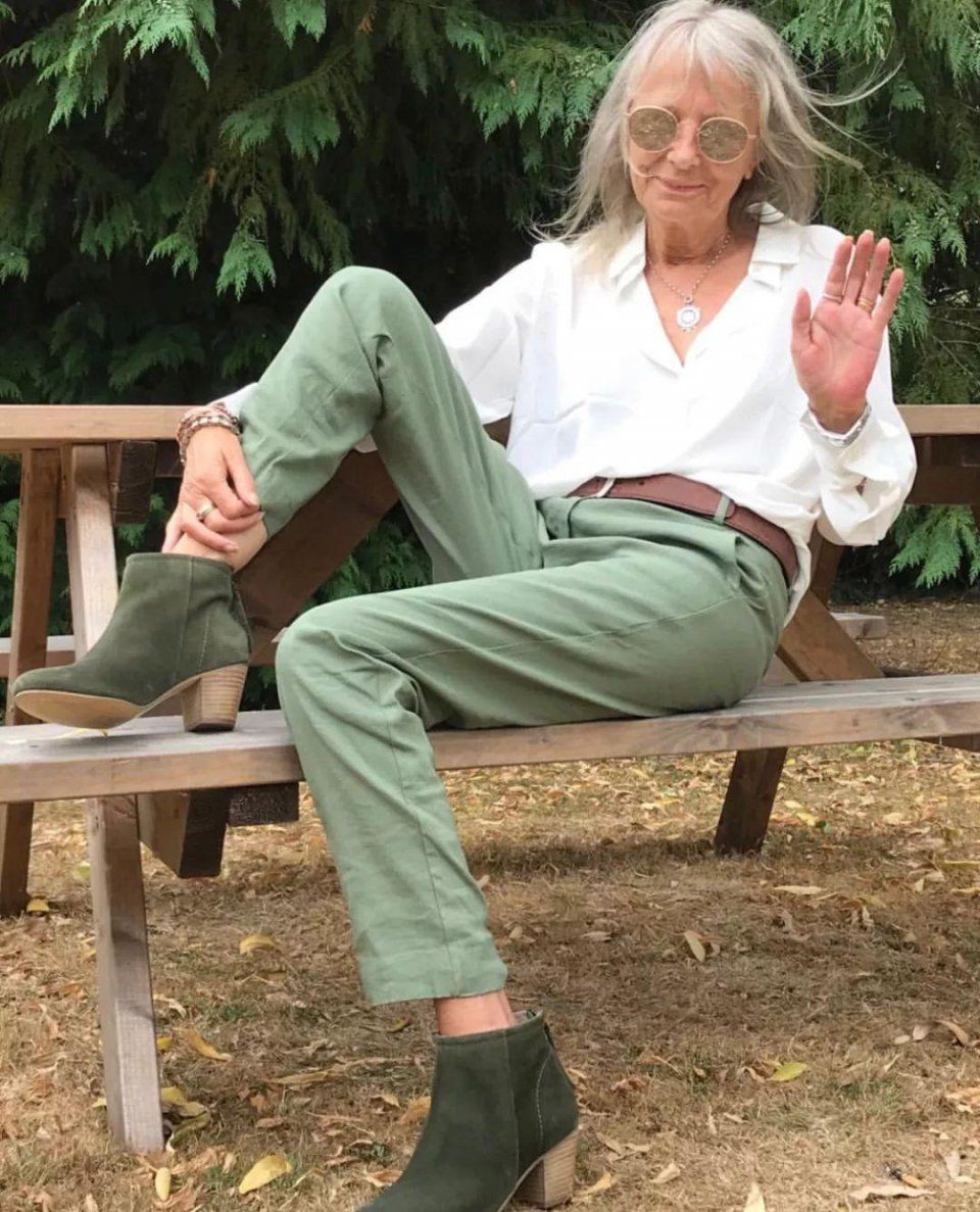 她74岁,满脸皱纹,天天素颜,但是真的很酷啊!!!