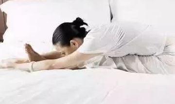 睡前趴10分钟，堪比跑步1小时，肚子平了、腰也细了