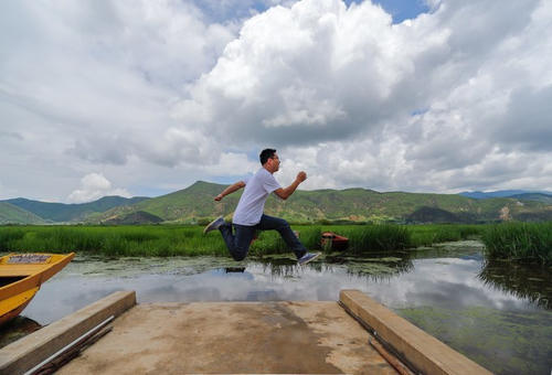 就着月光，伴着洱海，干了这瓶风花雪月，网友：小心喂鱼