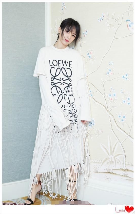 当周笔畅穿上一字肩裙，网友直呼：美炸了！颜值丝毫都不输刘诗诗