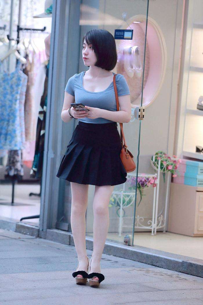 姑娘美妙的身段真让人羡慕, 怎样看都能带来视觉美感