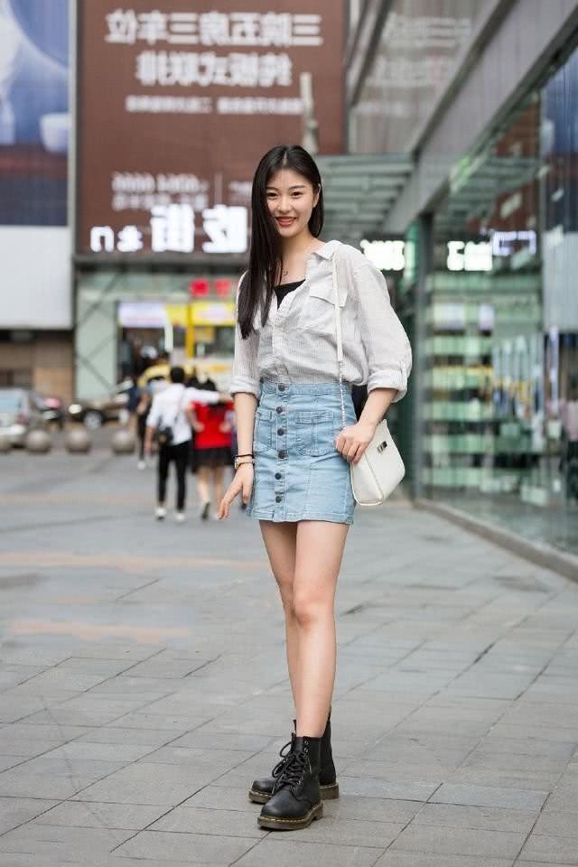 街拍：穿着简单精致美丽的小姐姐，尽显女性优雅身姿！