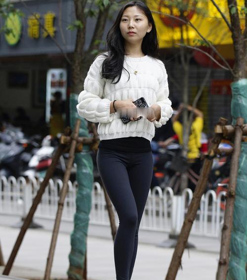 清新靓丽的紧身打底裤美女，秀出满满的自信气息，彰显成熟女人味