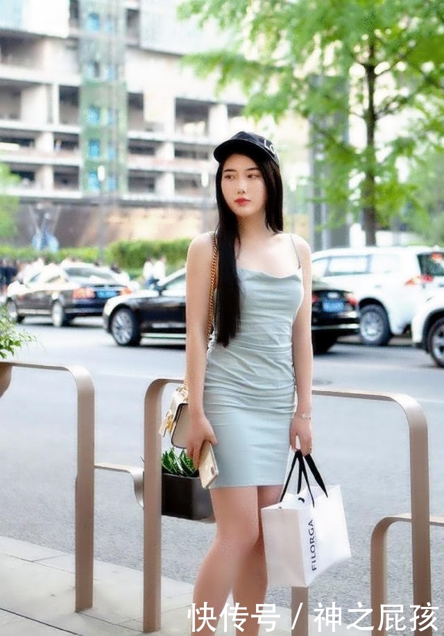  『美女』街拍：白色轻盈的连衣长裙，飘飘然的感觉宛如仙女一般