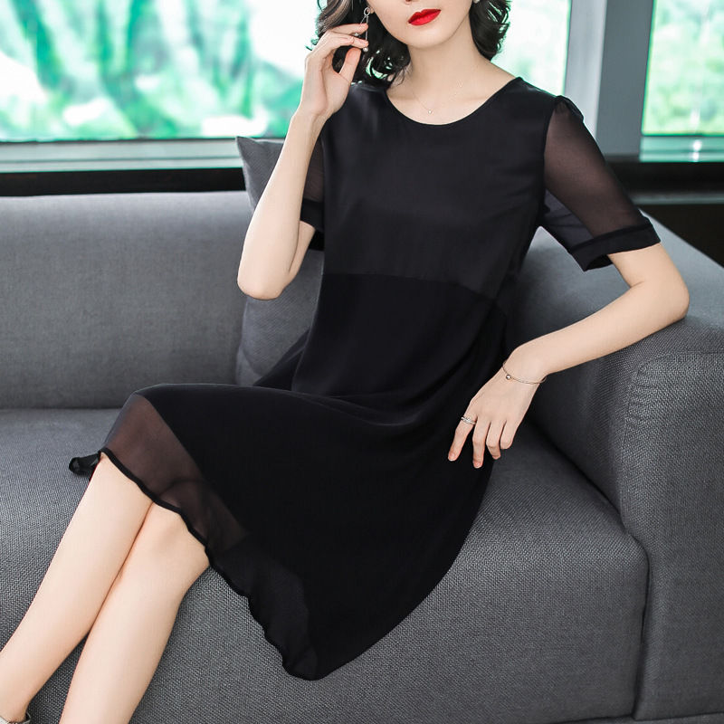 夏季到了妹子要露出香肩才迷人，一条一字肩连衣裙，尽显妩媚动人