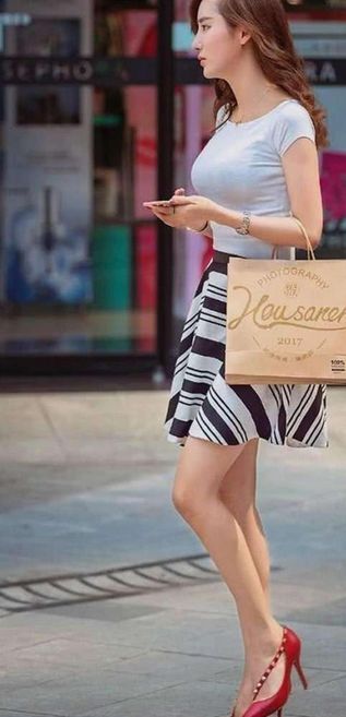 街拍:小姐姐白色紧身衣,凸显丰满优美的身姿