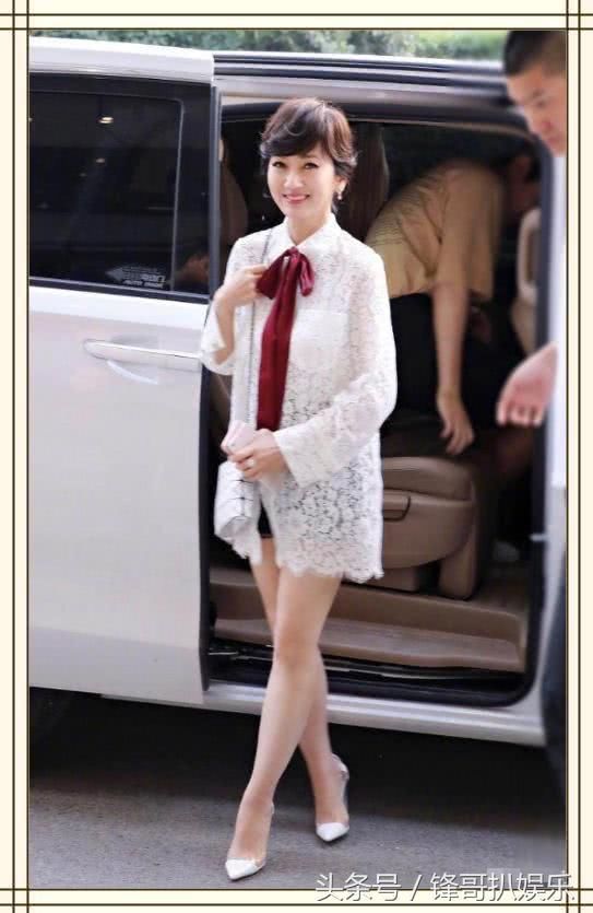 赵雅芝这蕾丝衫穿的，连打底裤都遮不住，网友:她老公真的放心?