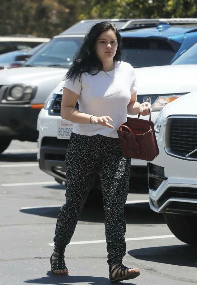 女星Ariel Winter在洛杉矶出街购物，今天的二姐素颜也很有魅力!