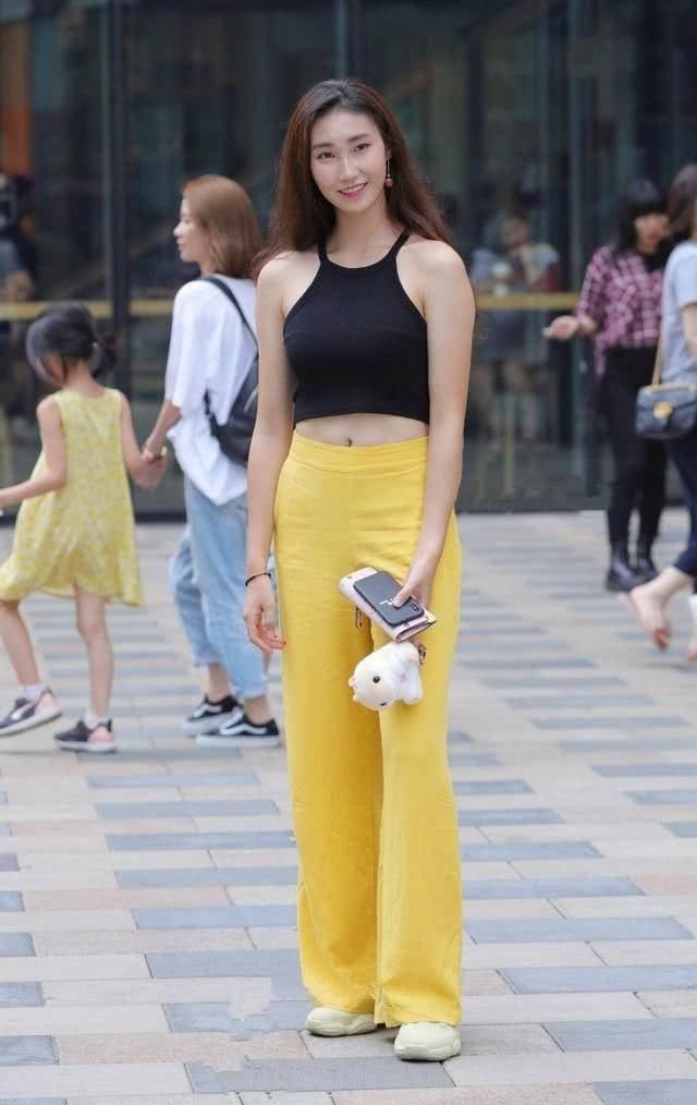  皮肤：街拍：皮肤白皙的时尚小姐姐，蓝色一字肩搭配牛仔热裤，清清爽爽