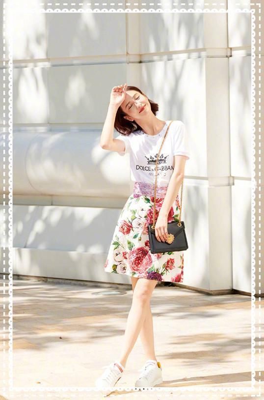 佟丽娅厉害了！背带裤只系一边竟然也不掉，网友：88斤体重假的吧