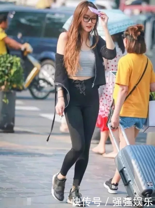 俏皮小女神紧身裤绷出丰腴的臀围，下滑的上衣露雪白香肩