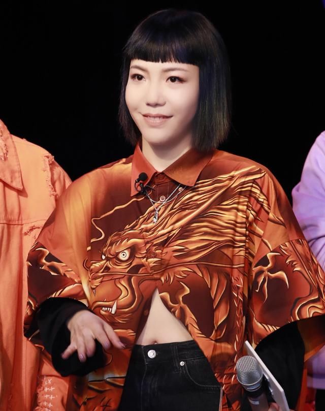 吴莫愁把自己弄成“动漫人物”，衣服剪成倒V，这辈子都不可能撞