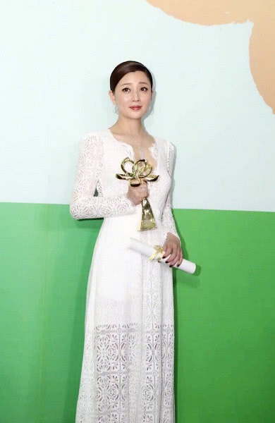 37岁殷桃虽然有点微胖，却体态丰腴韵味十足，一席深V开到不能再