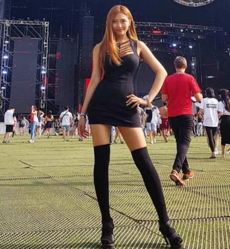 路人街拍：前卫性感时尚的小姐姐，打扮上显眼时尚很有美感！