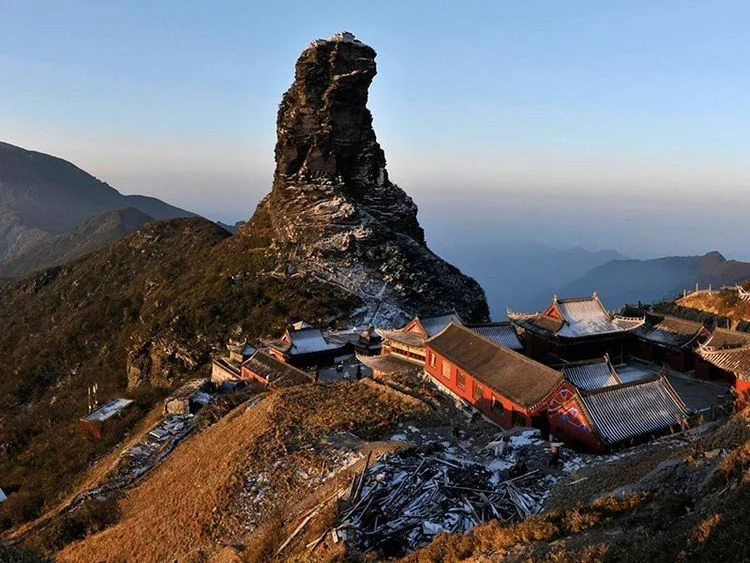 国内“最危险”寺庙,处在悬崖边上,恐高的人不敢去